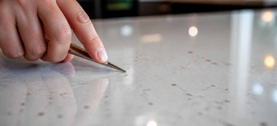 découvrez comment le plan de travail en quartz offre une résistance extrême aux rayures, alliant durabilité et esthétique pour votre cuisine.