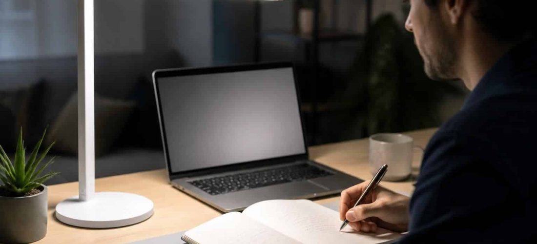découvrez comment une lampe led de bureau peut améliorer votre concentration en offrant un éclairage optimal et réduire la fatigue visuelle pour un environnement de travail plus efficace.